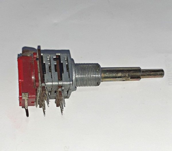 مقاومة متغيرة مزدوجة بتحكمين منفصلين مع مفتاح - 100k-50k ohms - 1 قطعة